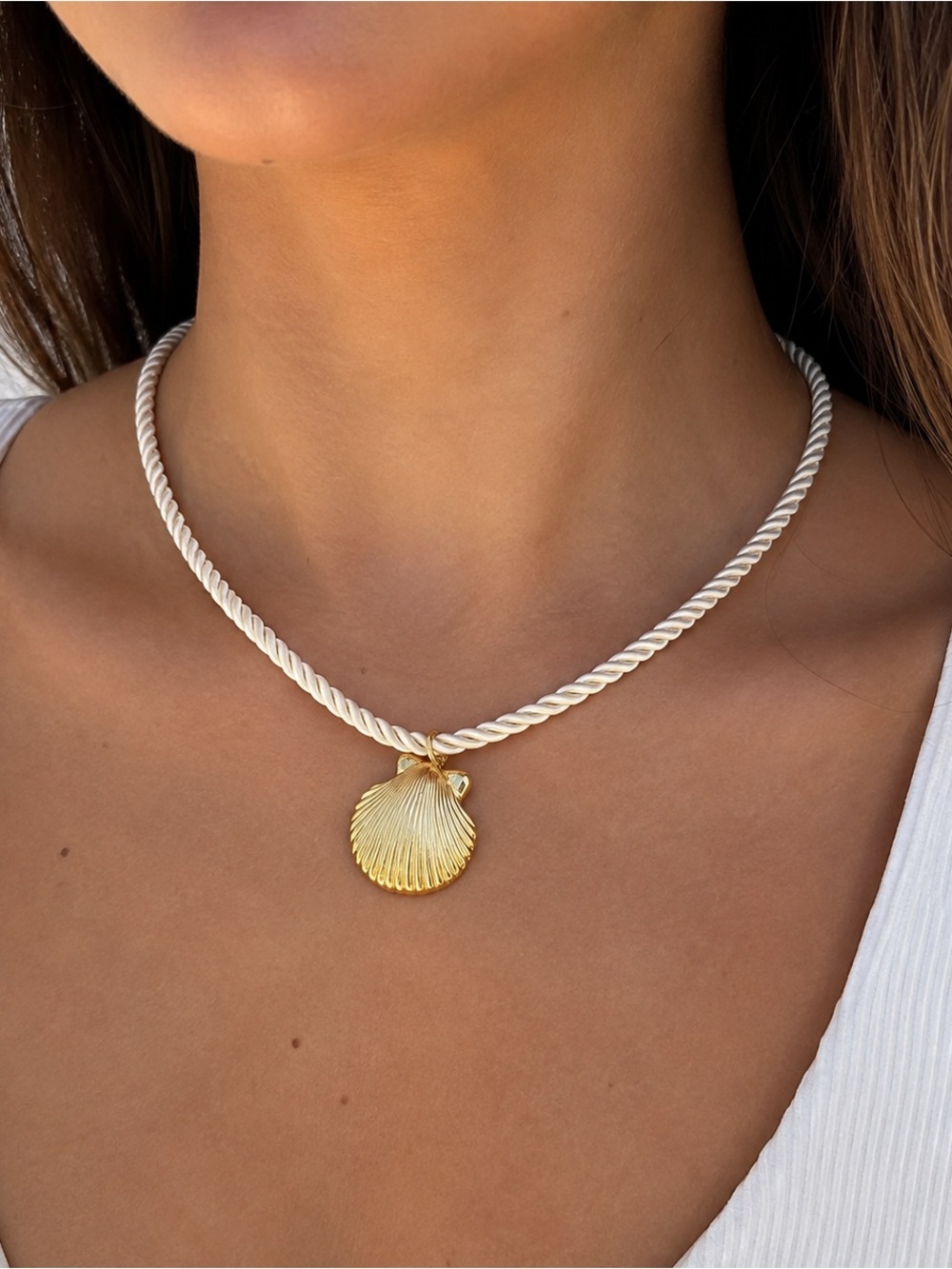 Braided Seashell Pendant Necklace – NWT | Coastal Beach Style | - Picture 3 of 3